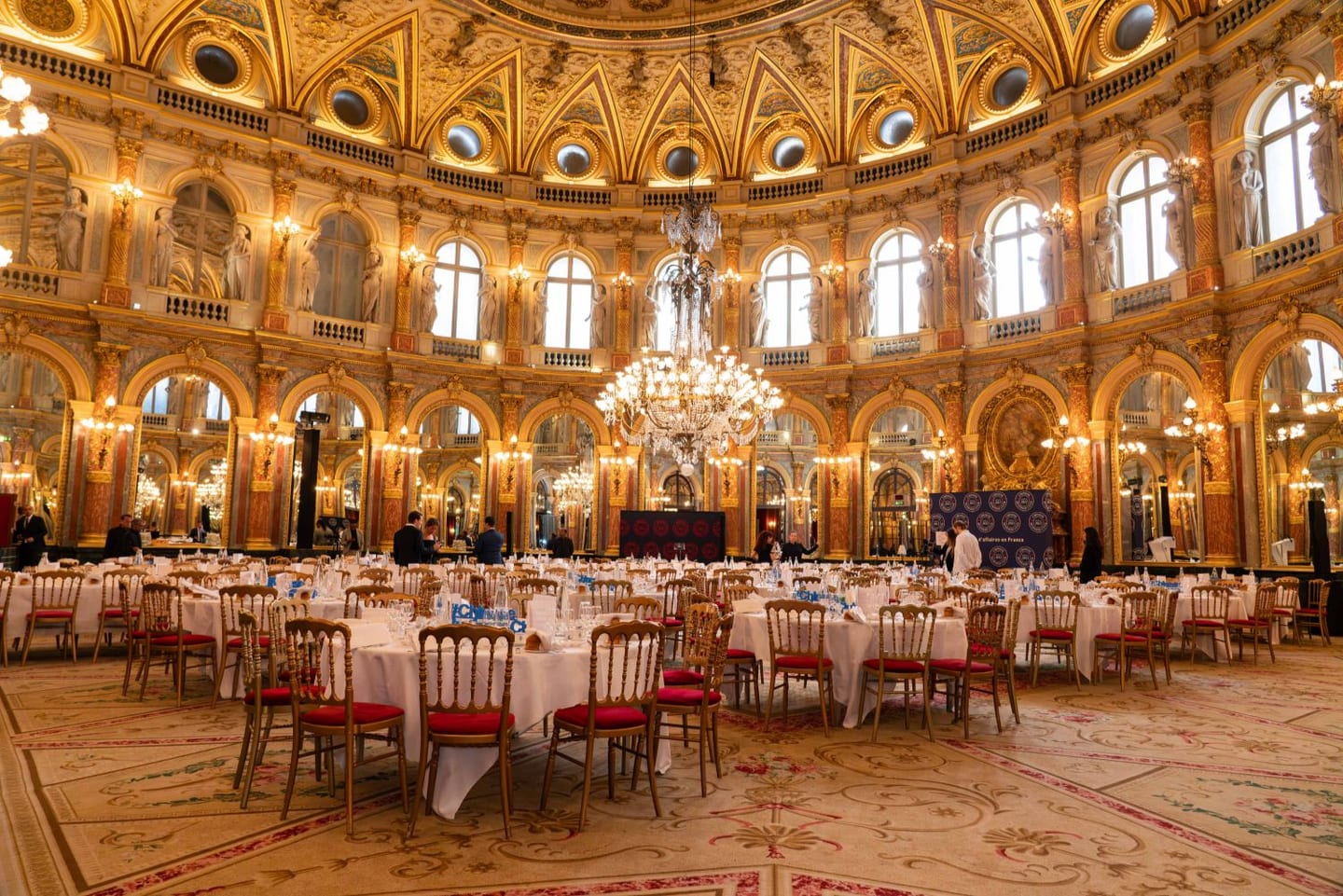 Le salon Opéra de l’InterContinental Paris Le Grand dressé pour le déjeuner du Chinese Business Club : tables rondes, chaises dorées, lustre sous la coupole